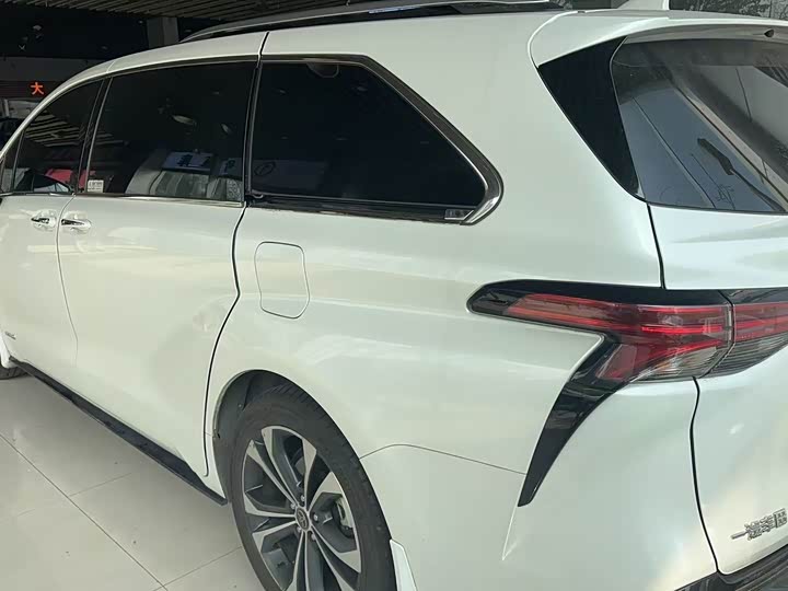 Фото 3 - Toyota Granvia