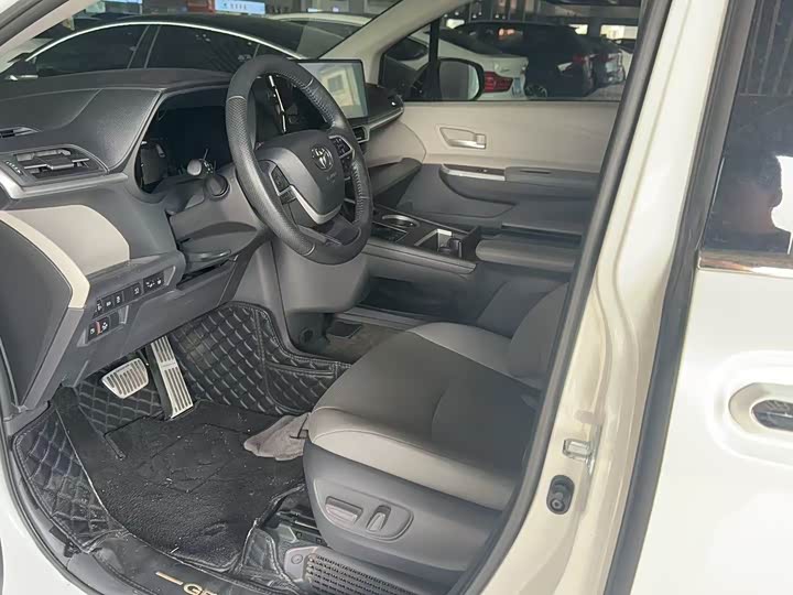 Фото 4 - Toyota Granvia