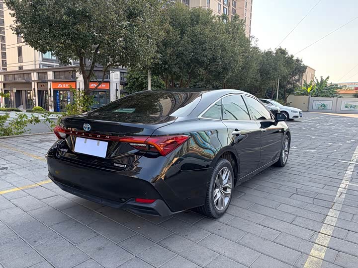 Photo 7 - Toyota Avalon