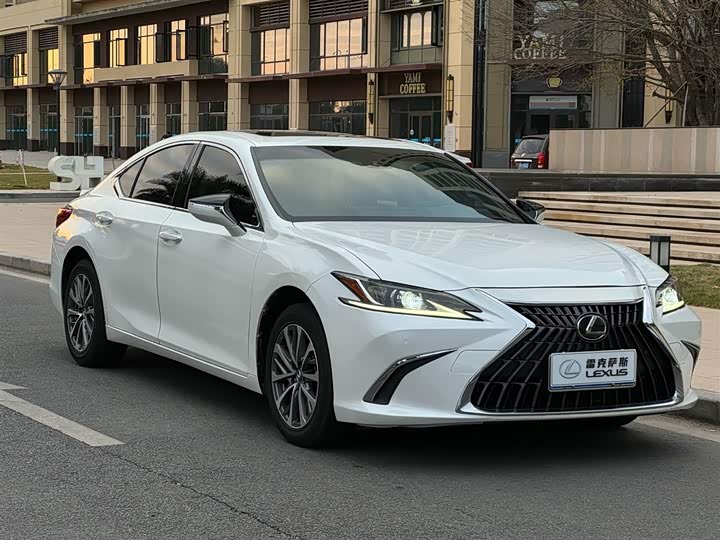 Фото 2 - Lexus ES