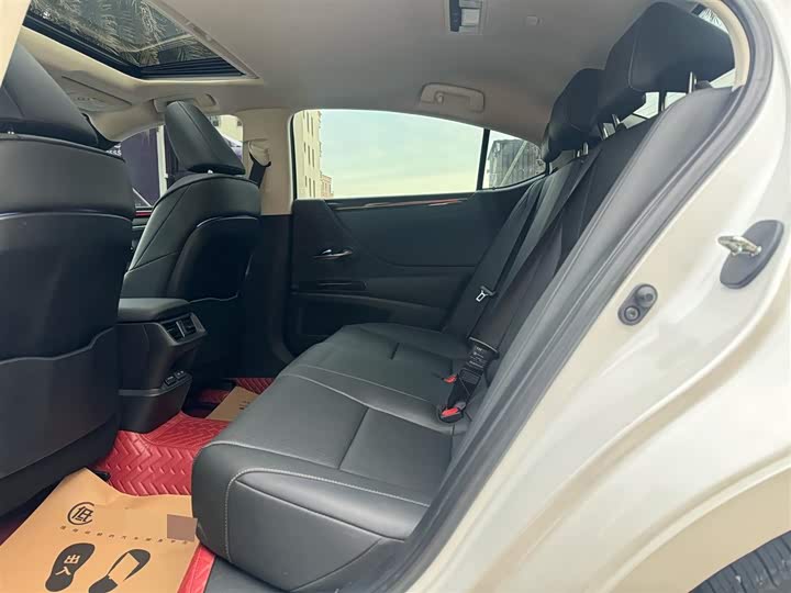 Фото 8 - Lexus ES