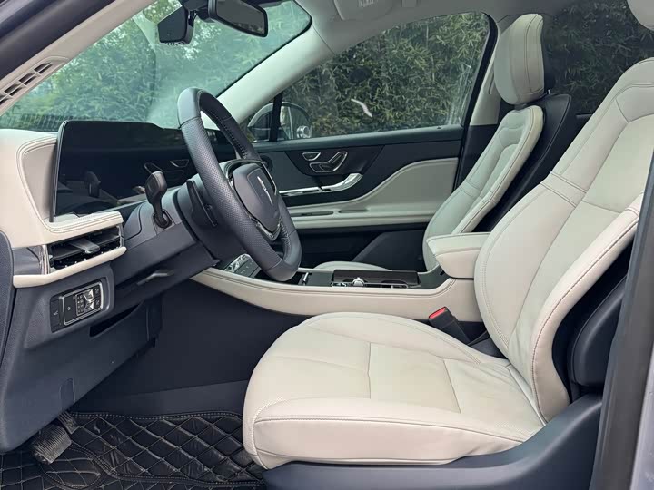 Photo 4 - Lincoln Corsair