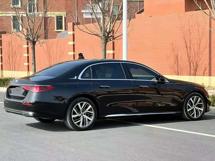 Photo 9 - Mercedes-Benz E-Class