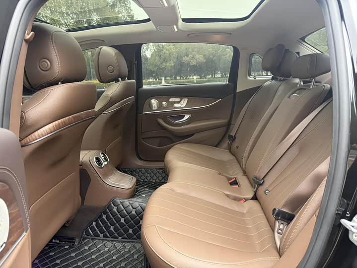 Фото 5 - Mercedes-Benz E-Class