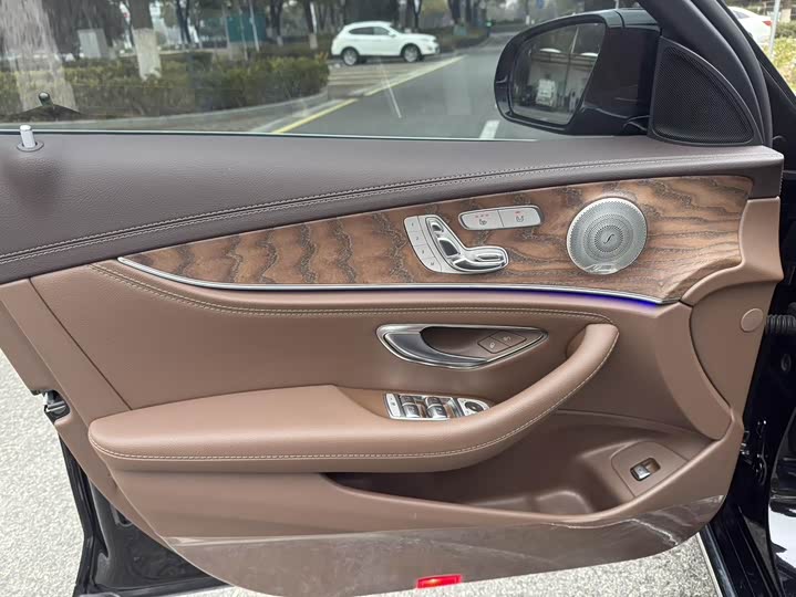 Фото 7 - Mercedes-Benz E-Class