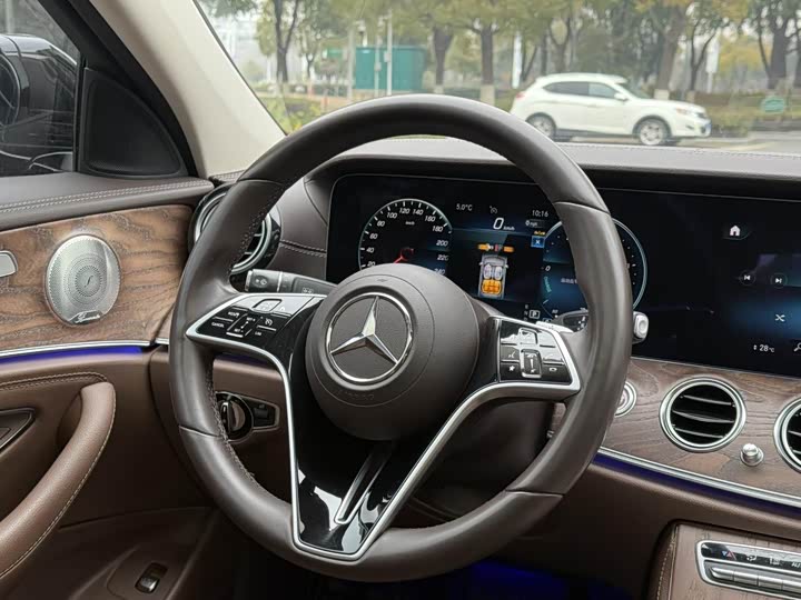 Фото 8 - Mercedes-Benz E-Class