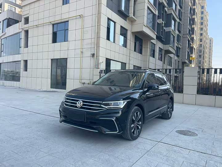 Фото 1 - Volkswagen Tiguan L Pro