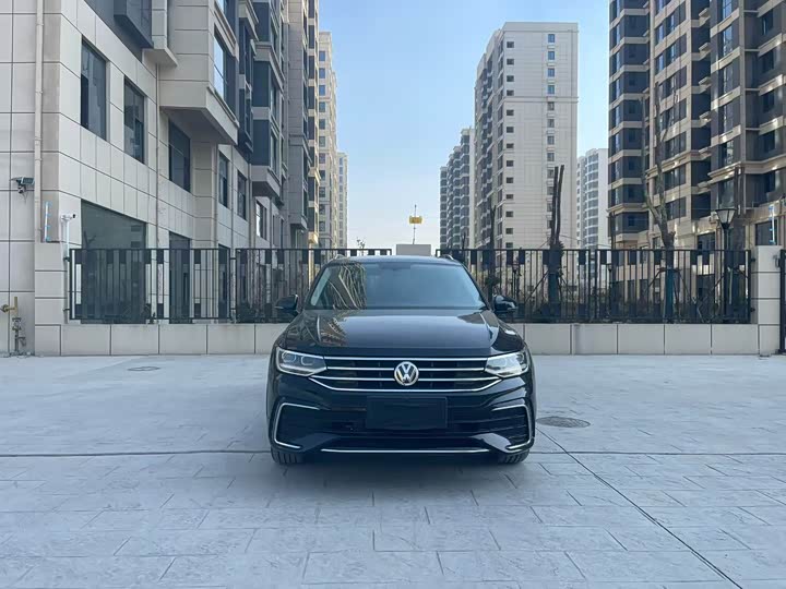 Фото 2 - Volkswagen Tiguan L Pro