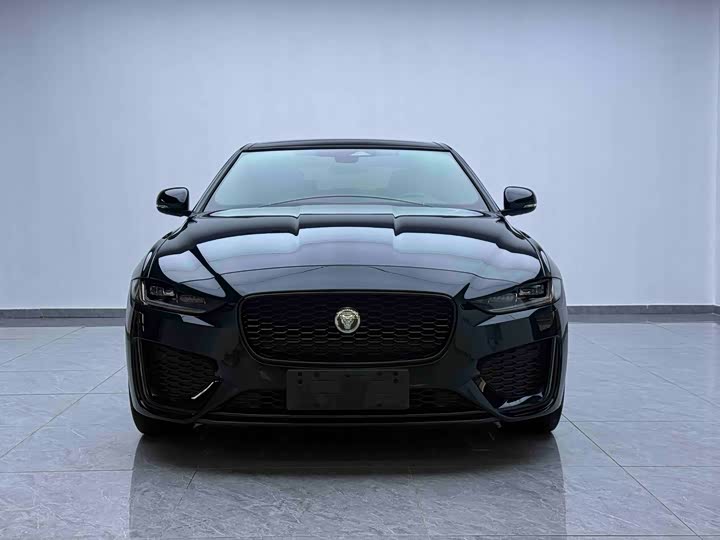 Photo 3 - Jaguar XE L
