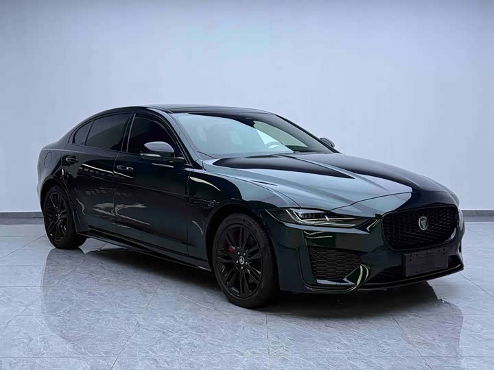 Photo 4 - Jaguar XE L