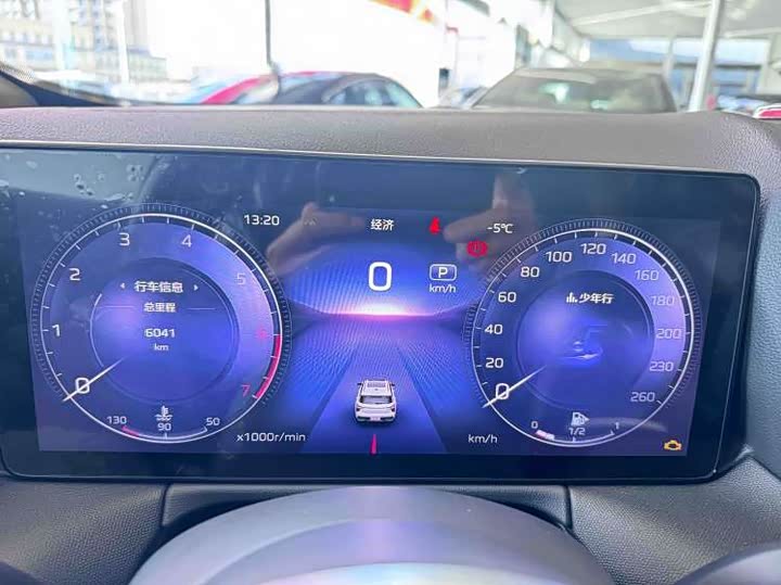 Photo 4 - Hongqi HS3