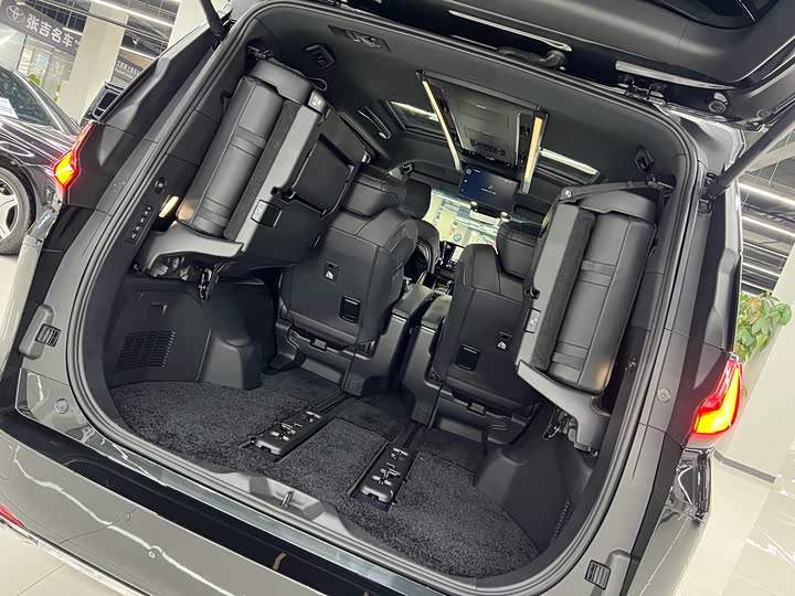 Фото 8 - Lexus LM