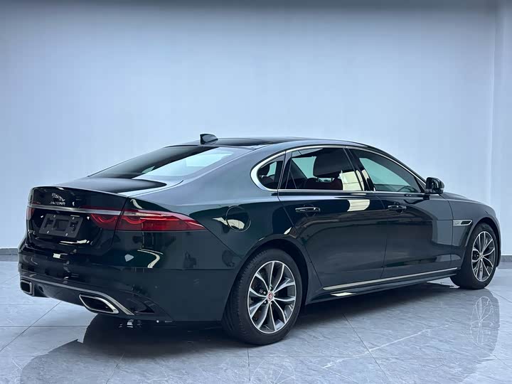 Photo 6 - Jaguar XF L