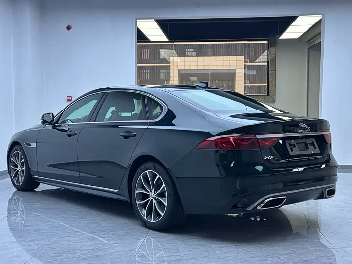 Photo 8 - Jaguar XF L