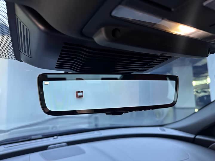 Photo 9 - Jaguar XE L