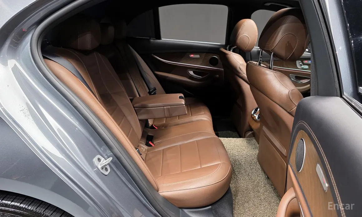 Photo 12 - Mercedes-Benz E-Class