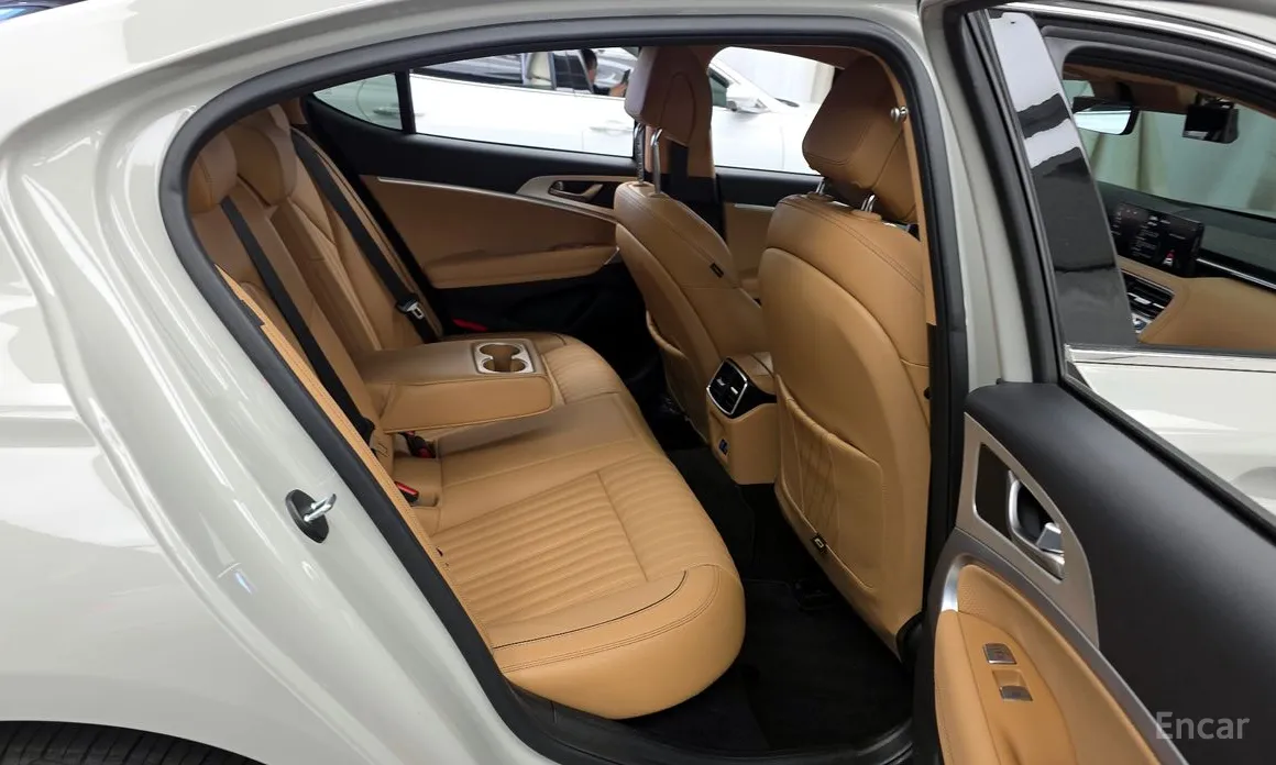 Фото 12 - Genesis G70