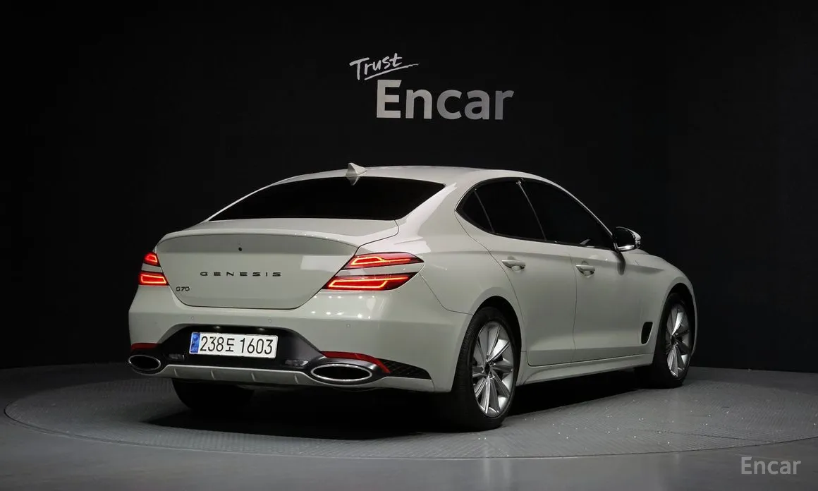 Фото 2 - Genesis G70