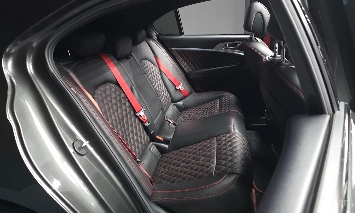 Фото 12 - Genesis G70