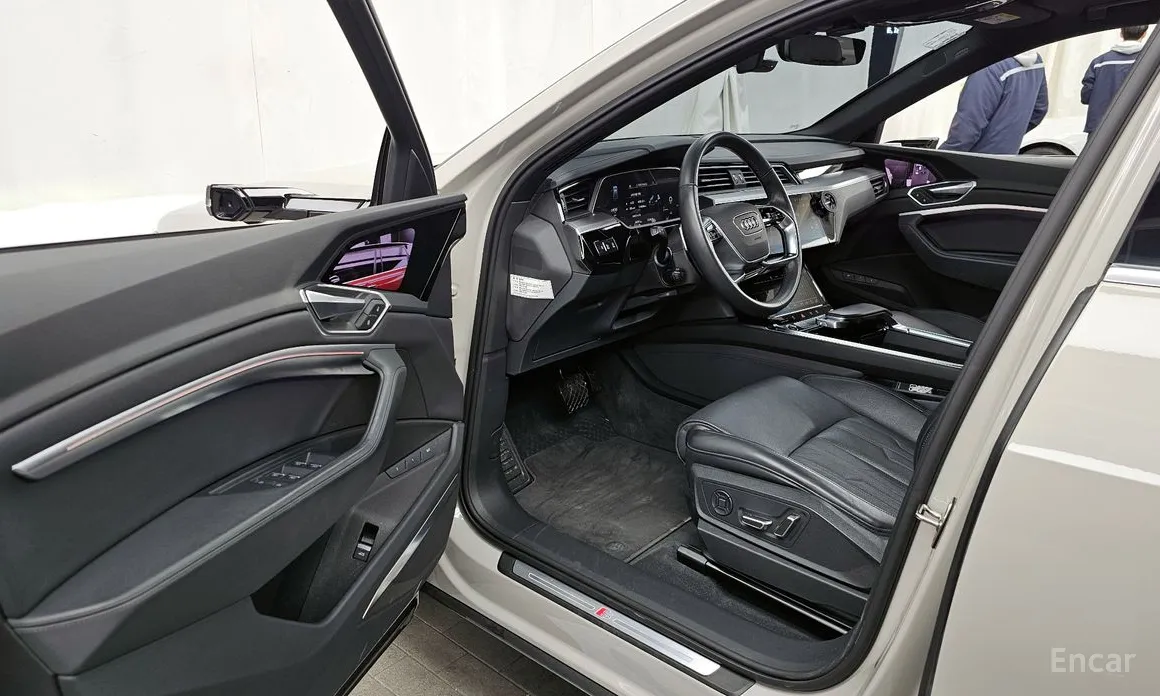 Фото 10 - Audi e-tron