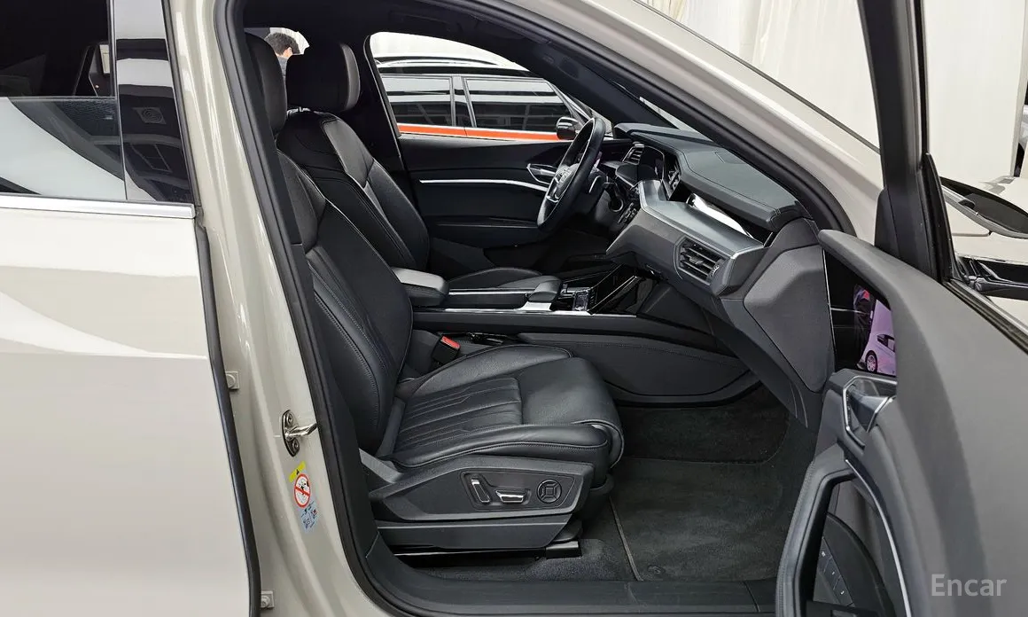 Фото 11 - Audi e-tron