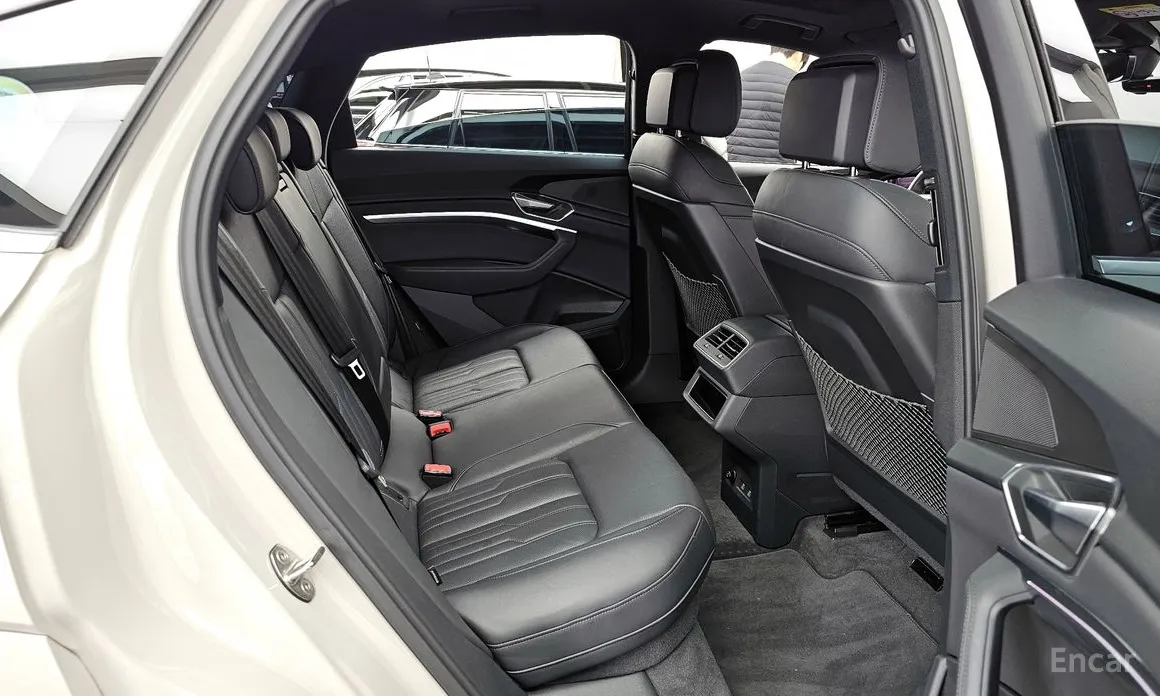 Фото 12 - Audi e-tron