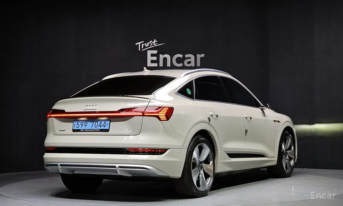 Фото 2 - Audi e-tron