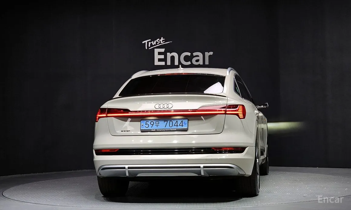 Фото 4 - Audi e-tron