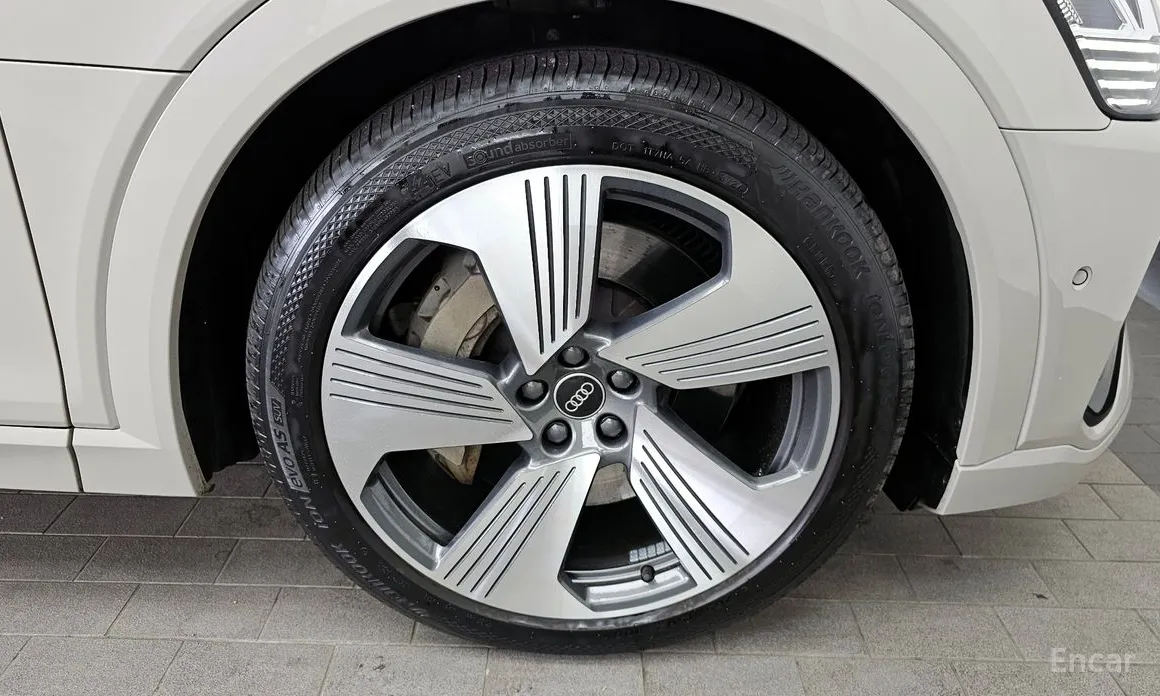 Фото 5 - Audi e-tron