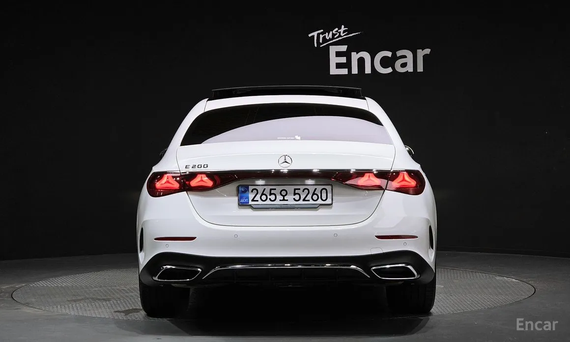 Фото 4 - Mercedes-Benz E-Class