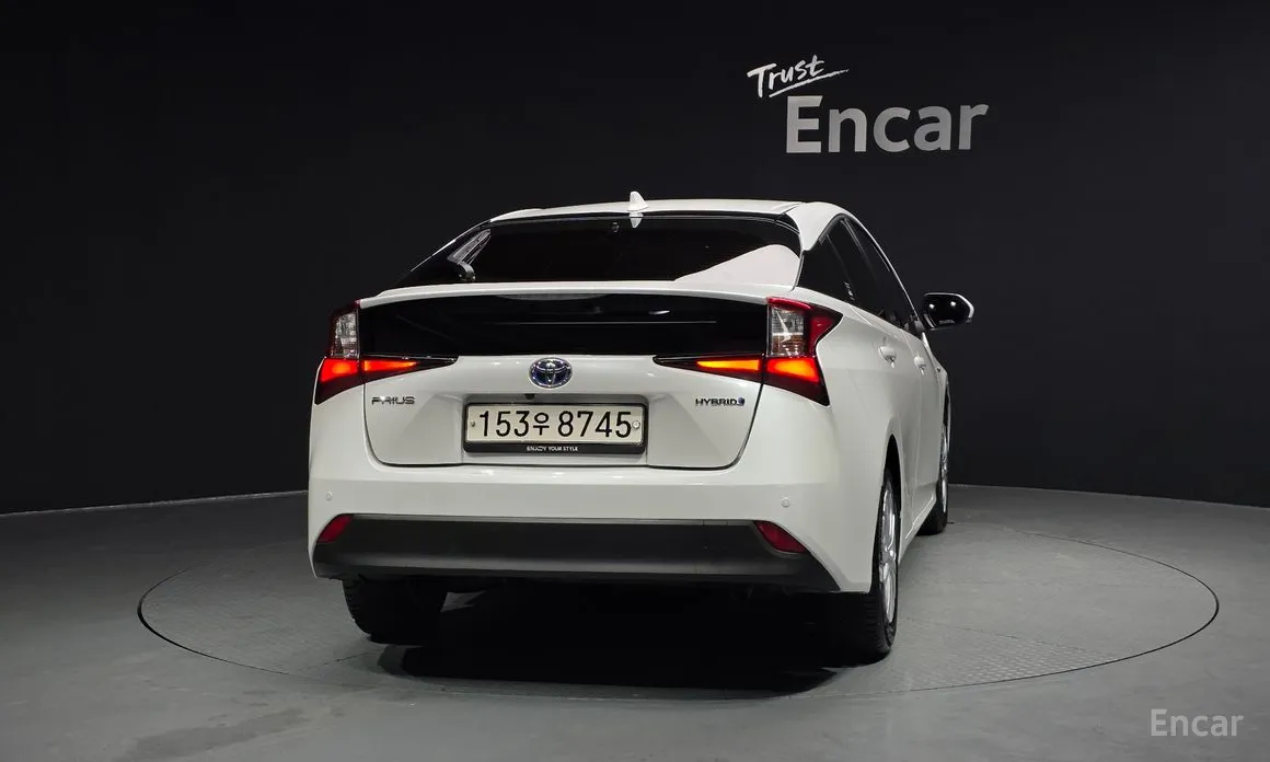 Фото 4 - Toyota Prius