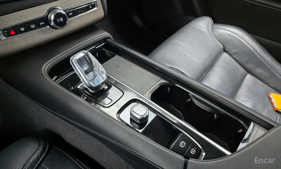 Фото 9 - Volvo XC90