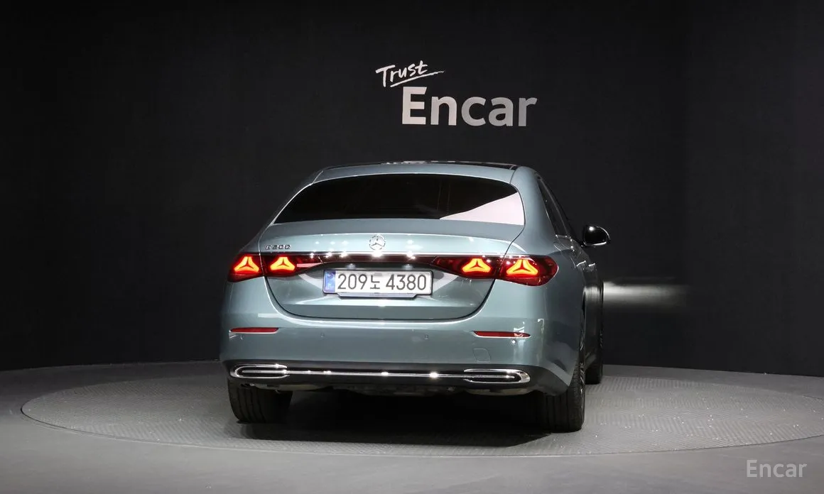 Фото 4 - Mercedes-Benz E-Class