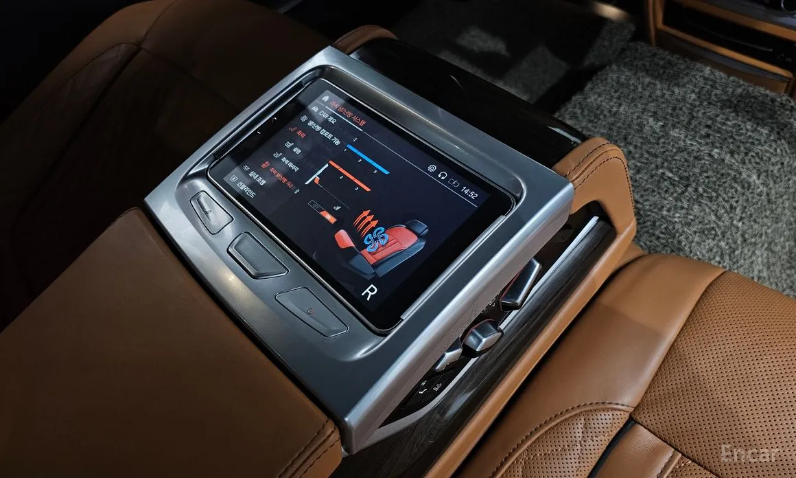 Фото 18 - BMW 7 Series