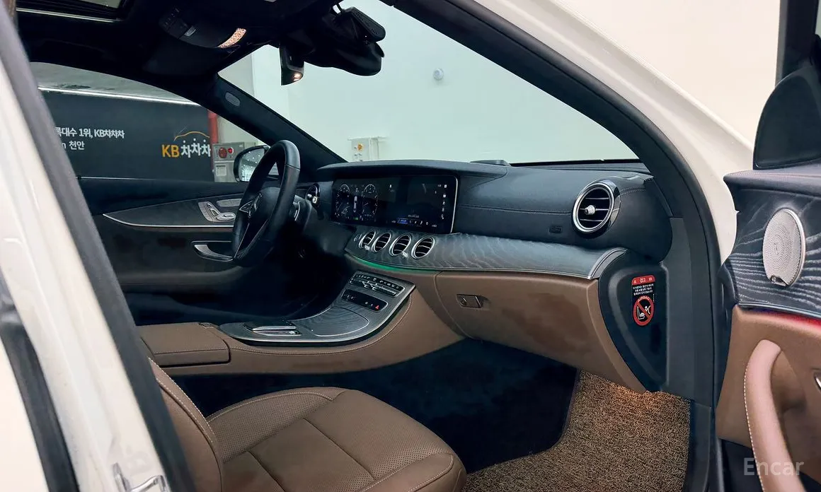 Фото 17 - Mercedes-Benz E-Class