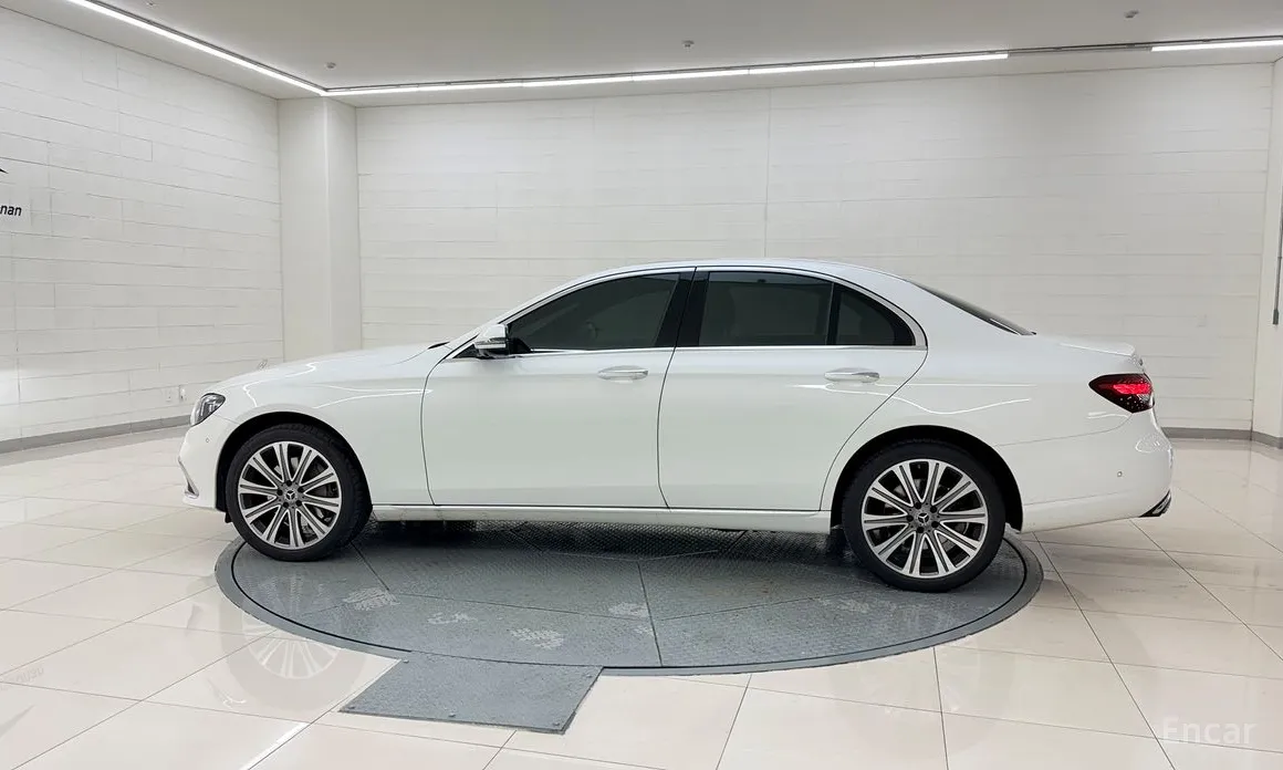 Фото 2 - Mercedes-Benz E-Class