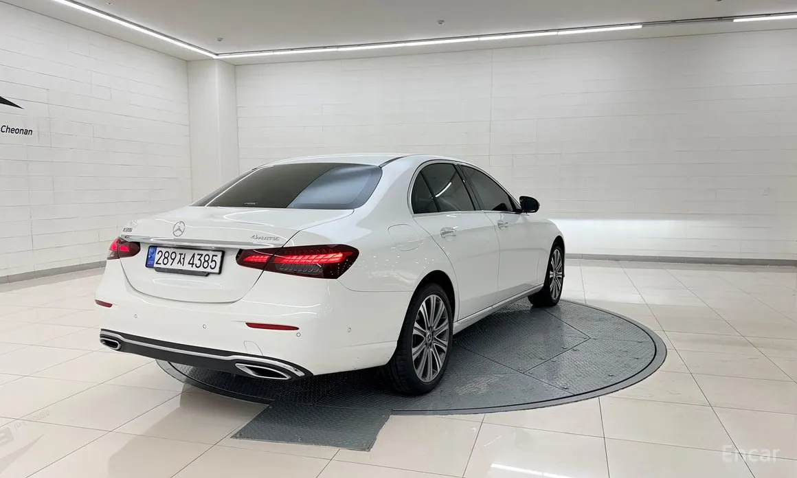 Фото 5 - Mercedes-Benz E-Class