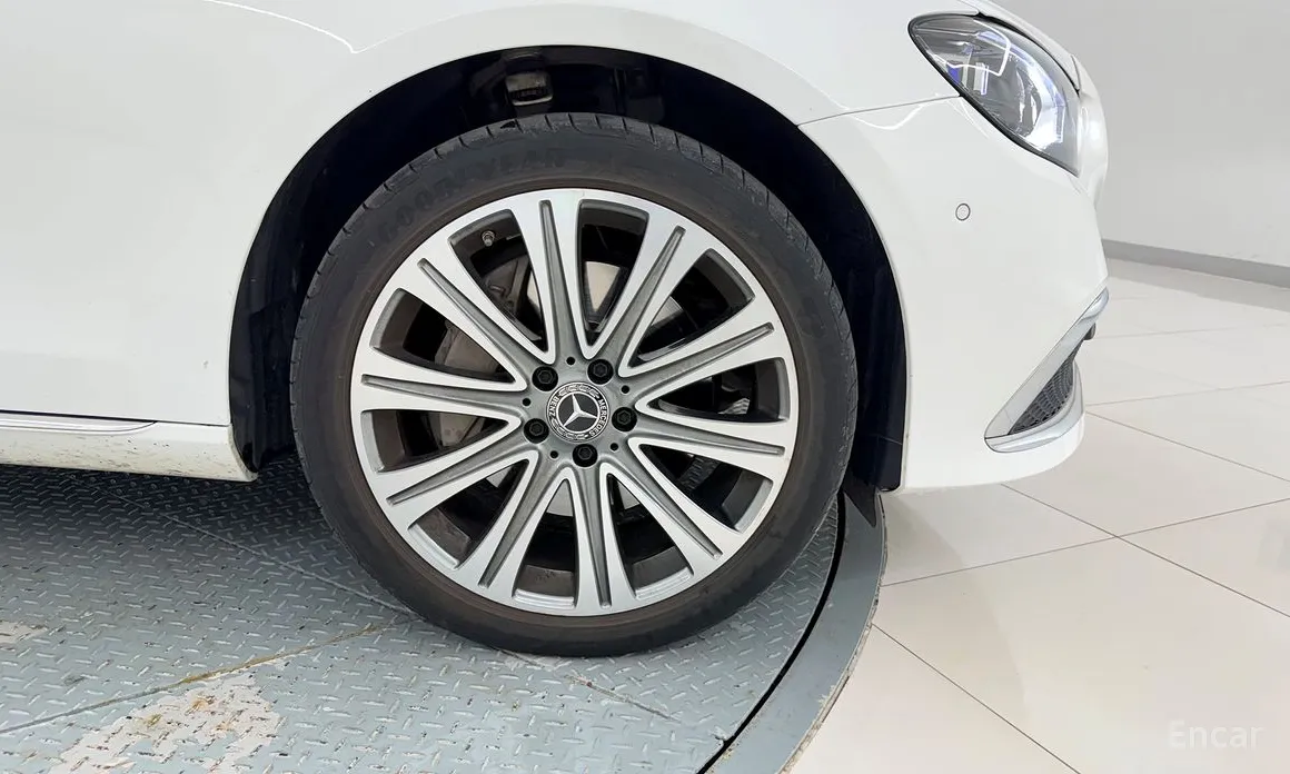 Фото 9 - Mercedes-Benz E-Class