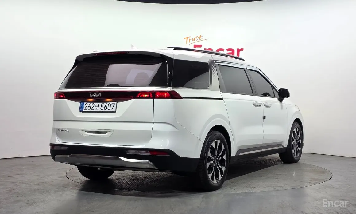 Фото 2 - Kia Carnival