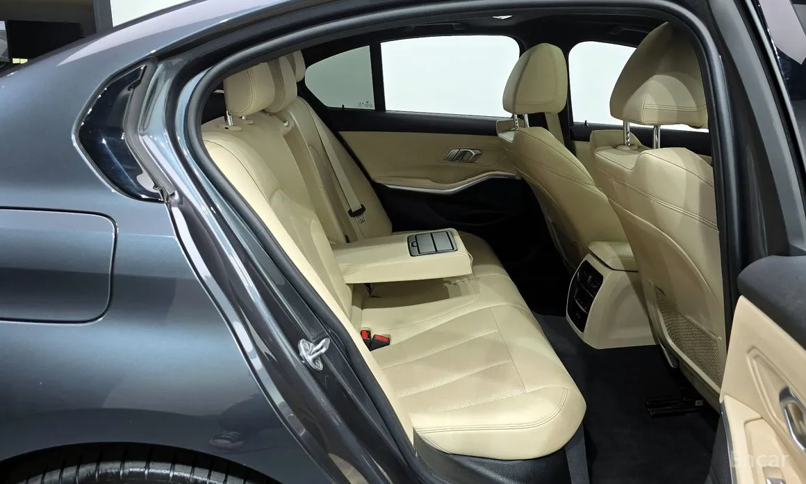 Photo 12 - BMW 3 Series