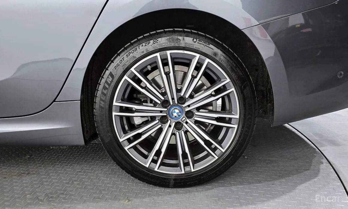 Photo 5 - BMW 3 Series