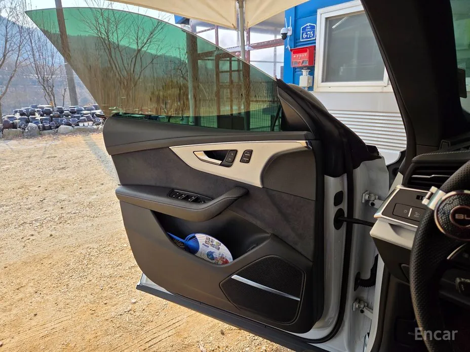 Фото 10 - Audi Q8