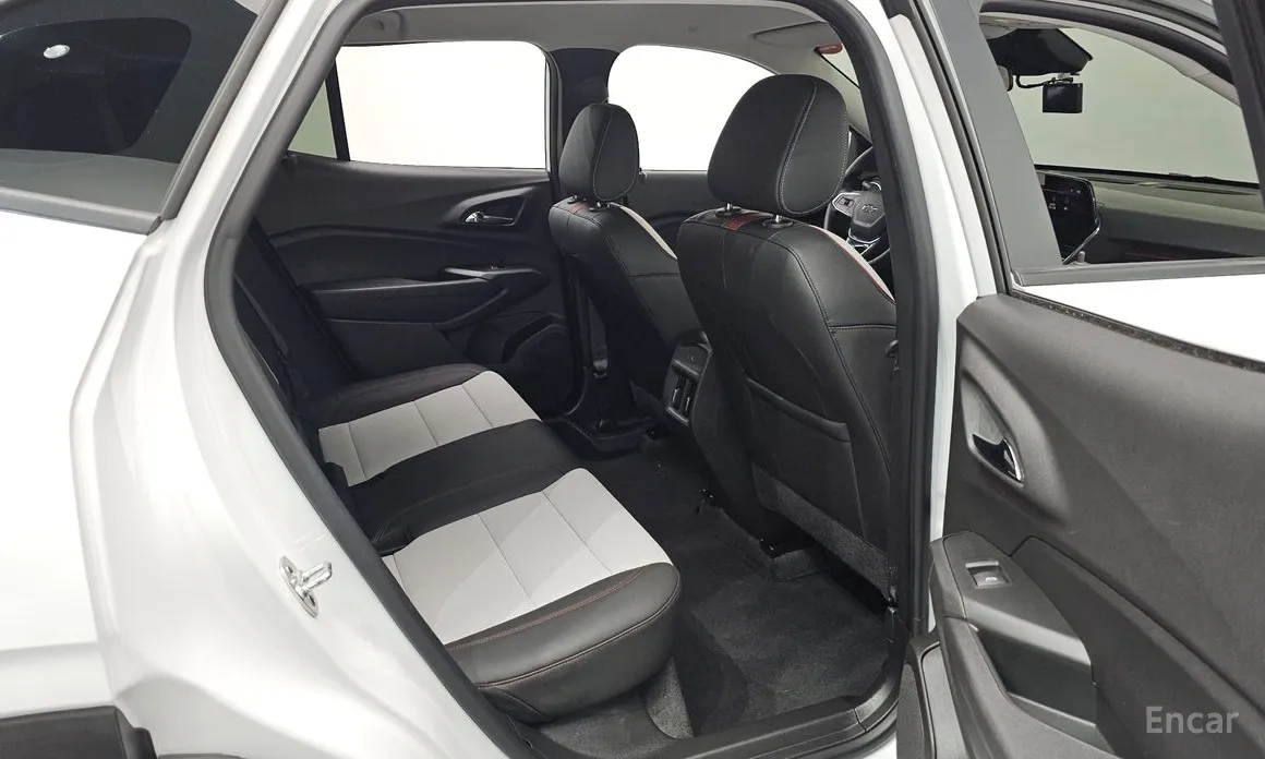 Photo 12 - Chevrolet Trax