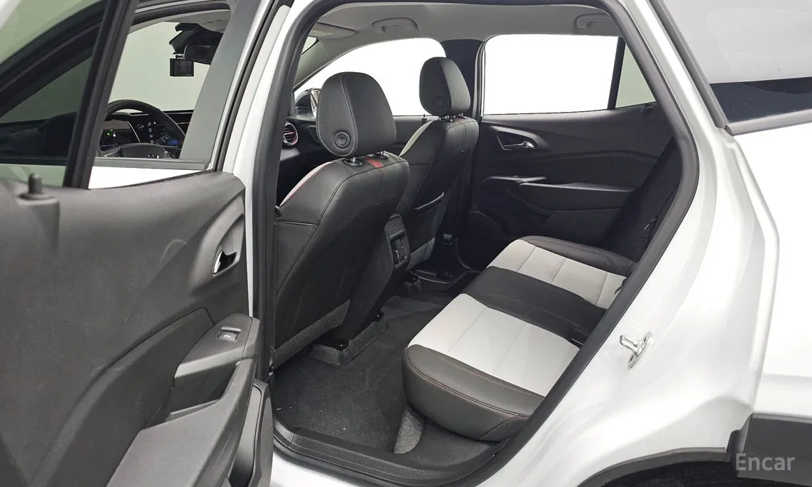 Photo 13 - Chevrolet Trax