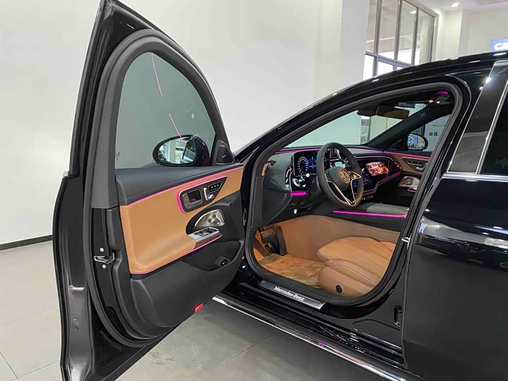 Photo 9 - Mercedes-Benz E-Class