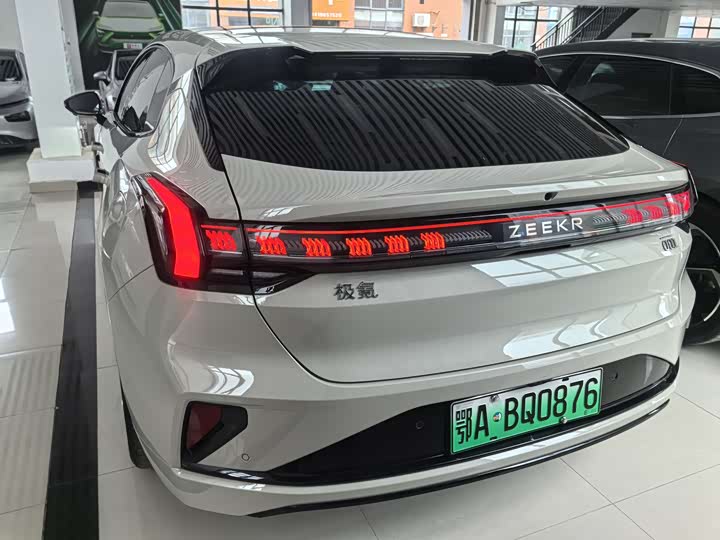 Photo 8 - Zeekr 001