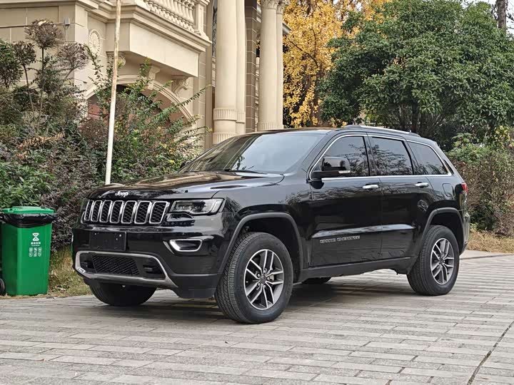 Фото 1 - Jeep Grand Cherokee