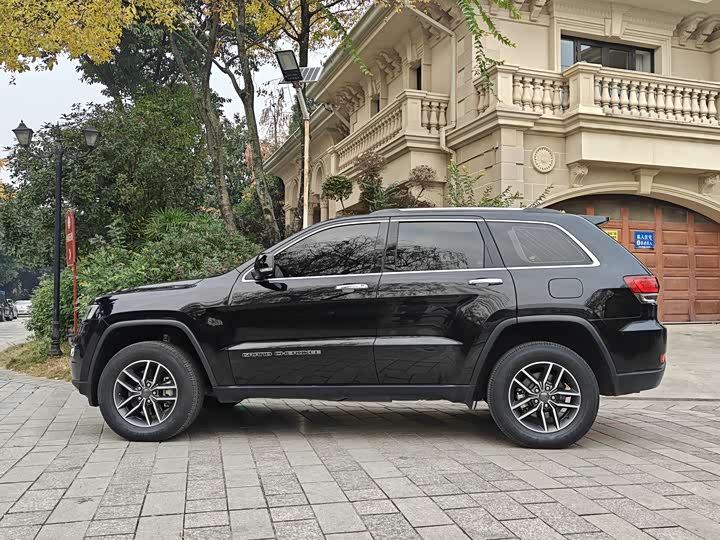 Фото 5 - Jeep Grand Cherokee