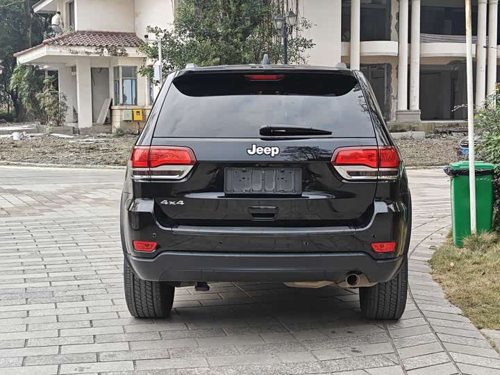 Фото 6 - Jeep Grand Cherokee
