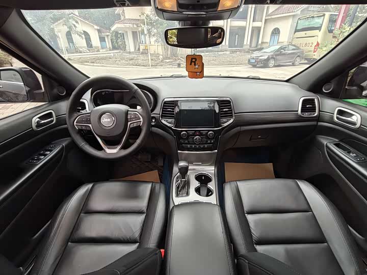 Фото 7 - Jeep Grand Cherokee